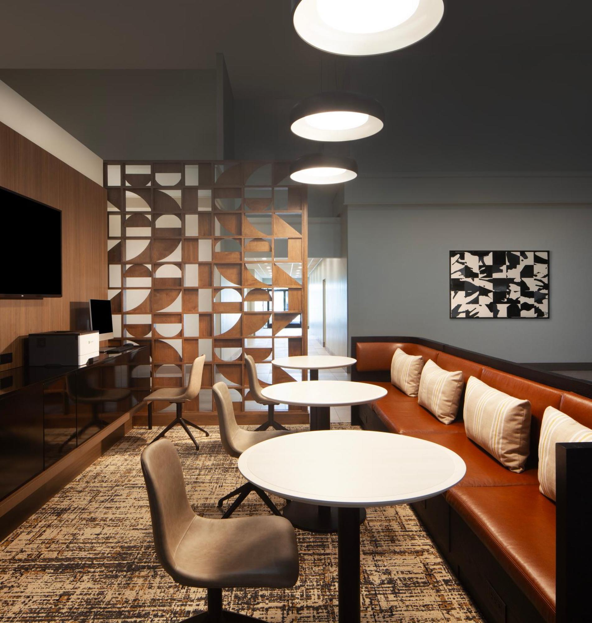 Arpt & Conf Ctr By Ihg Hotel 3*